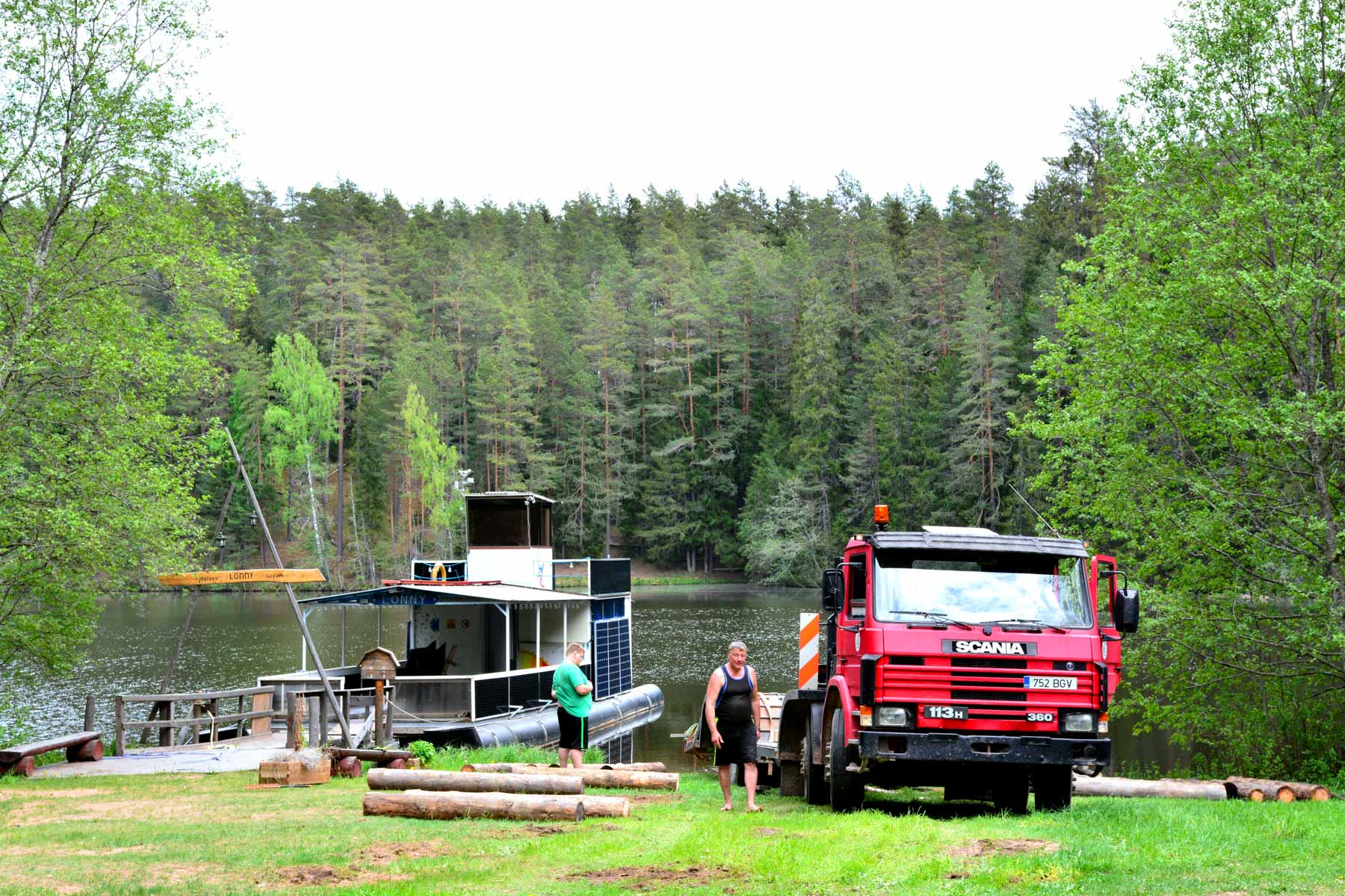 Riverboot Lonny wird zu Wasser gelassen