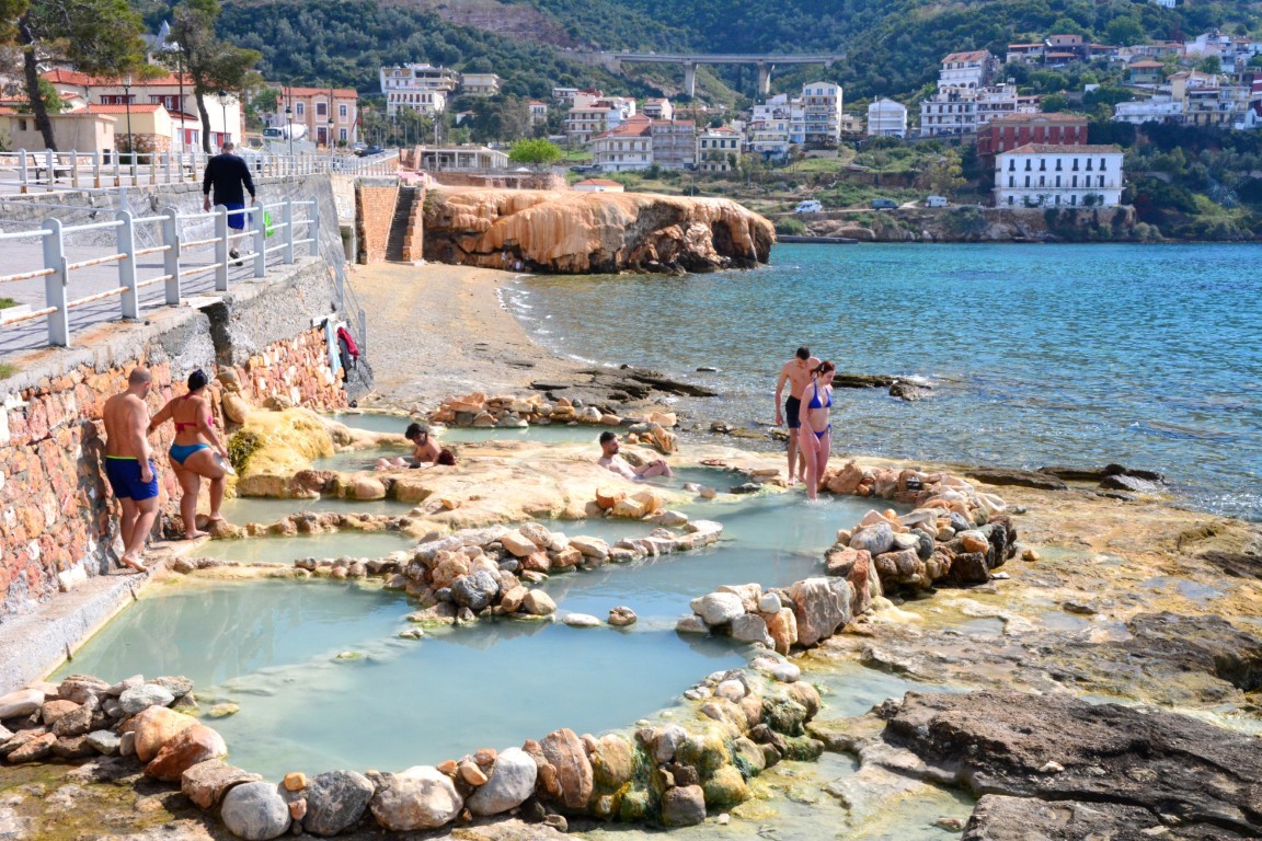 Thermal-Pools und Sinter in Loutra Edipsos