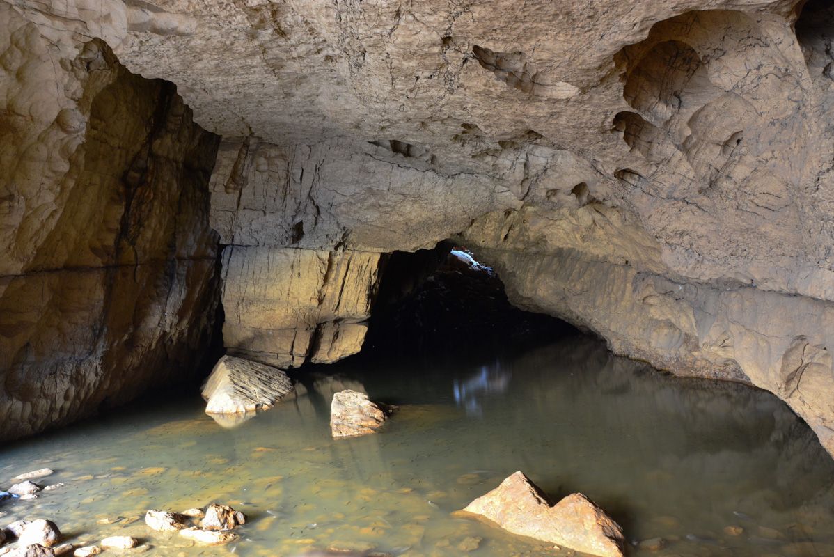 Restwasser in Höhle von Vrilo